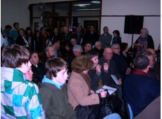 Um aspeto da sala cheia